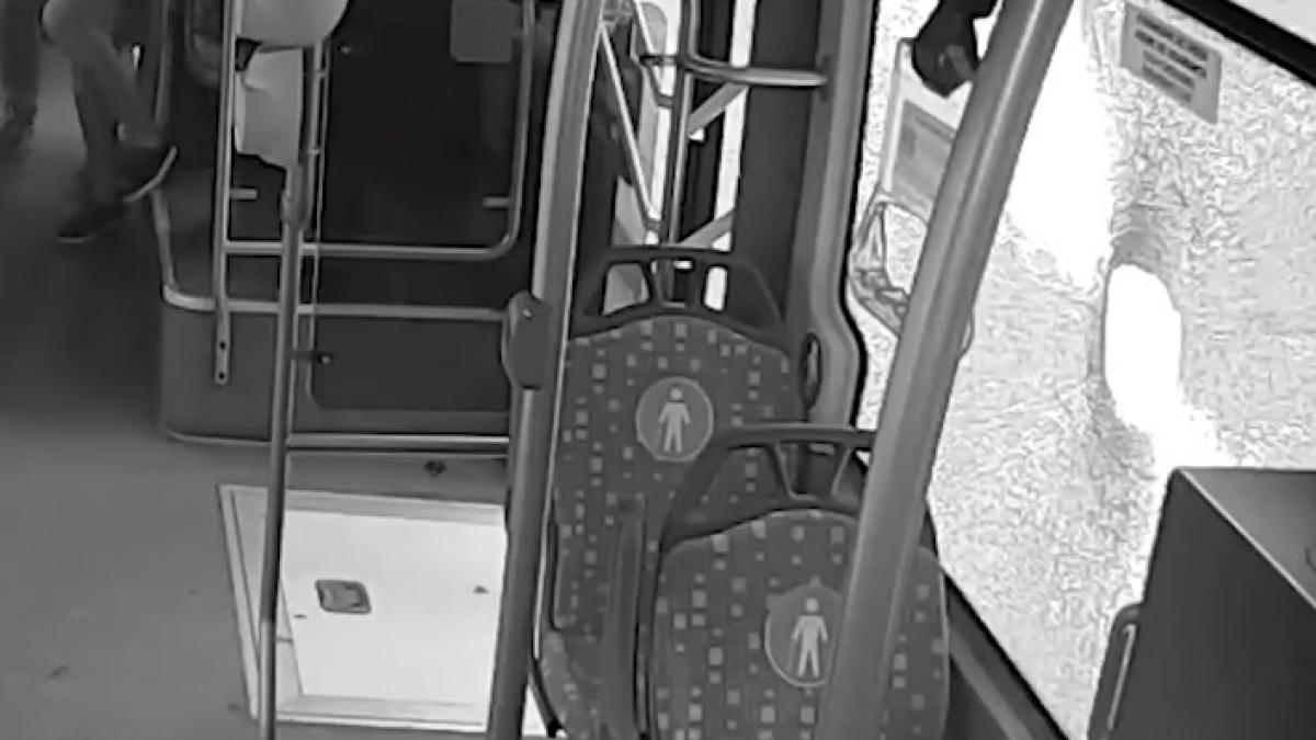 scene scandaloase in iasi un individ a atacat cu pietre un autobuz plin cu calatori video scene scandaloase in iasi un individ a atacat cu pietre un autobuz plin cu calatori video