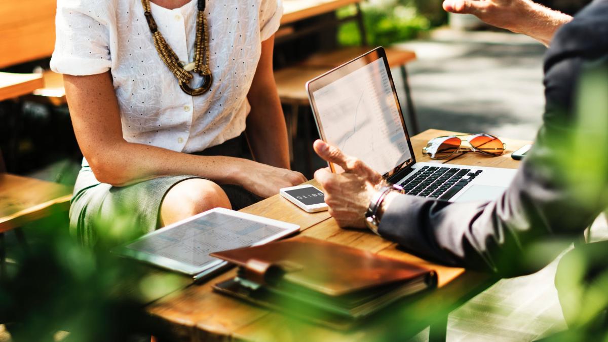 scene socante in hunedoara o angajata si a injunghiat seful