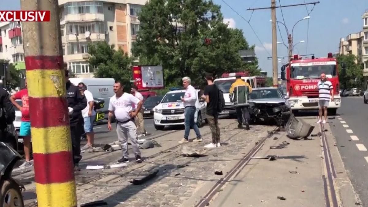 primele imagini cu infractorii urmariti de politie vineri cinci masini au fost facute praf la