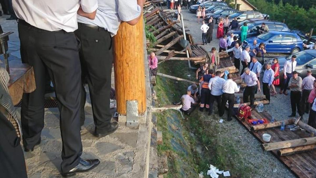 plan rosu de interventie in neamt cel putin zece raniti grav dupa prabusirea balustradei de la