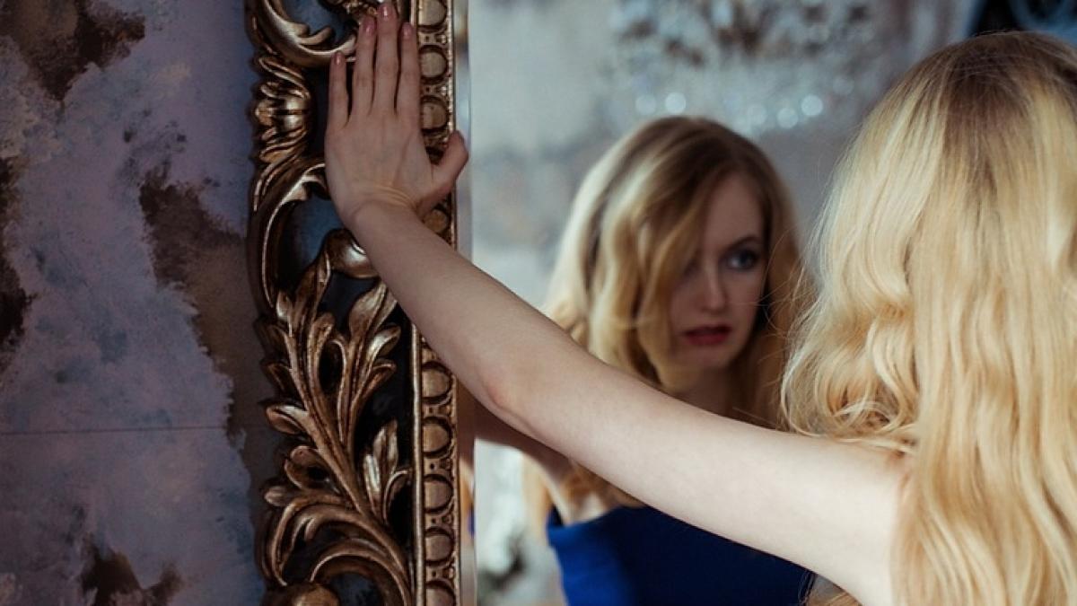 Incredibil. Una dintre afecțiunile moderne se vindecă dacă te așezi în fața unei oglinzi și faci asta... 