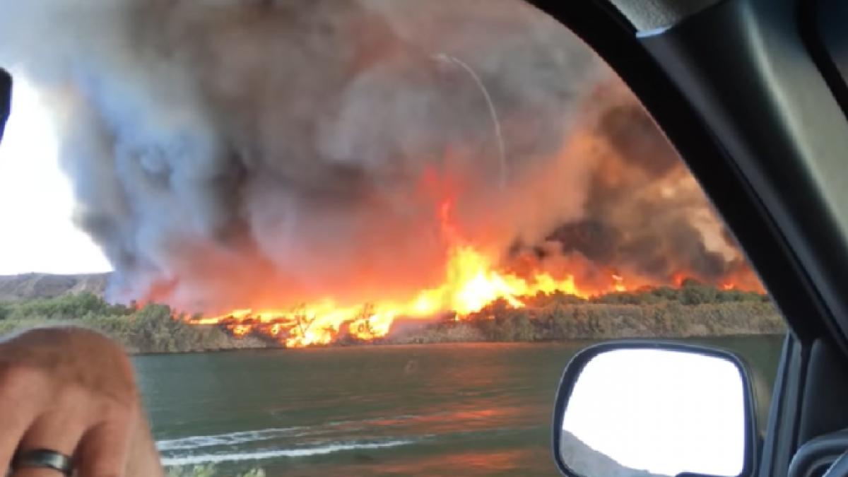 tornada de foc filmata pe marginea unui rau oamenii au ramas fara cuvinte video