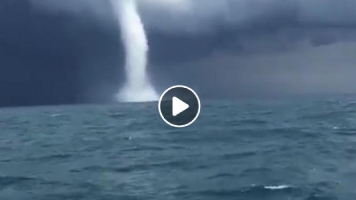 un fenomen meteo impresionant a fost surprins pe marea neagra la mica distanta de tarm video