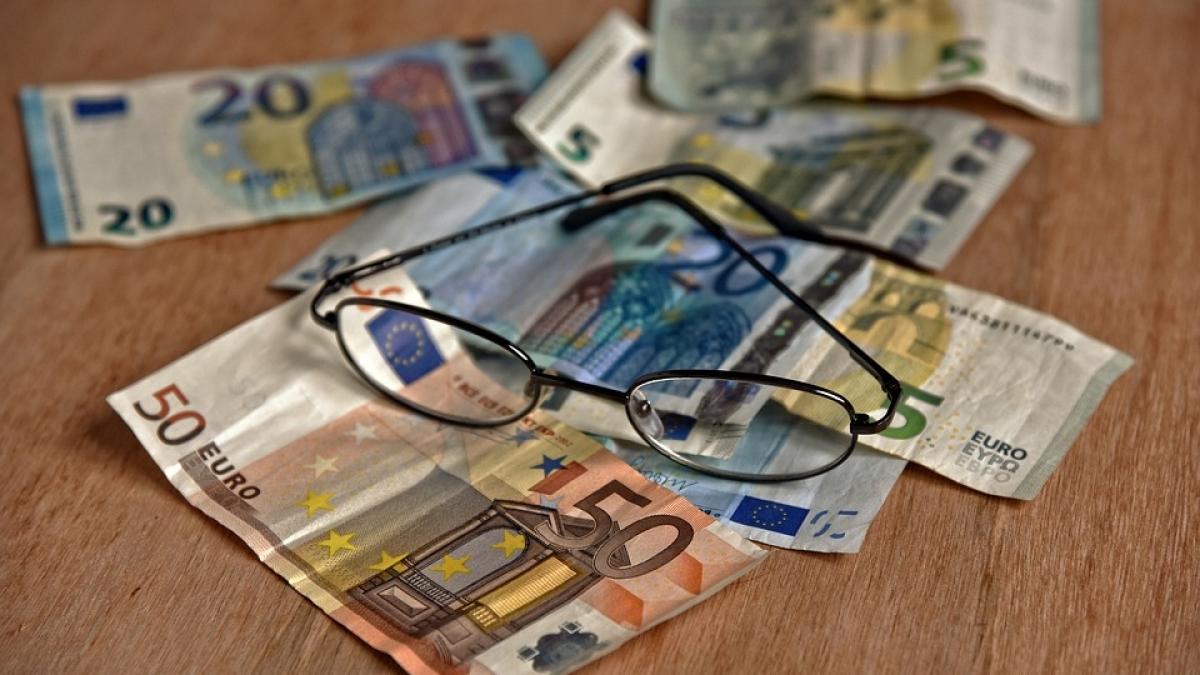 curs valutar euro continua scaderea spre pragul de 4 65 lei