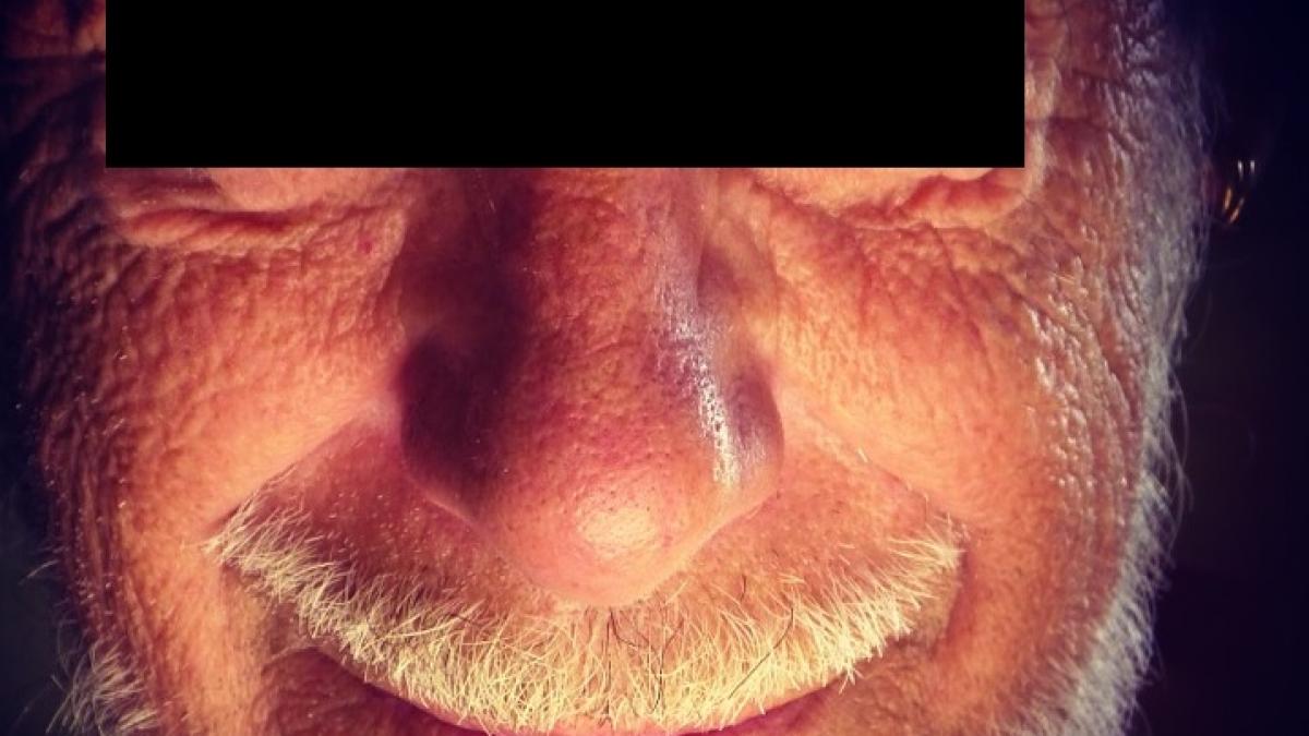 pensionar exmatriculat din azilul de batrani dupa ce a fost prins cu o prostituata sub pat