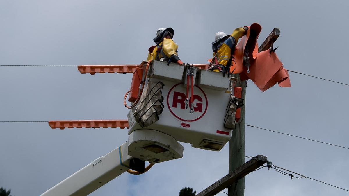clipe de groaza pentru o copila a fost prinsa in cablurile electrice timp de o ora dupa ce a cazut