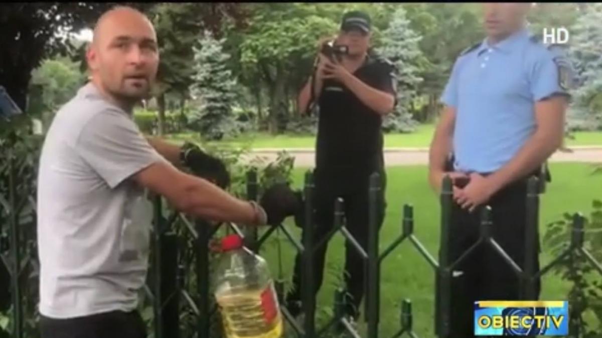 protest la guvern un barbat s a legat cu lanturi si ameninta ca isi da foc