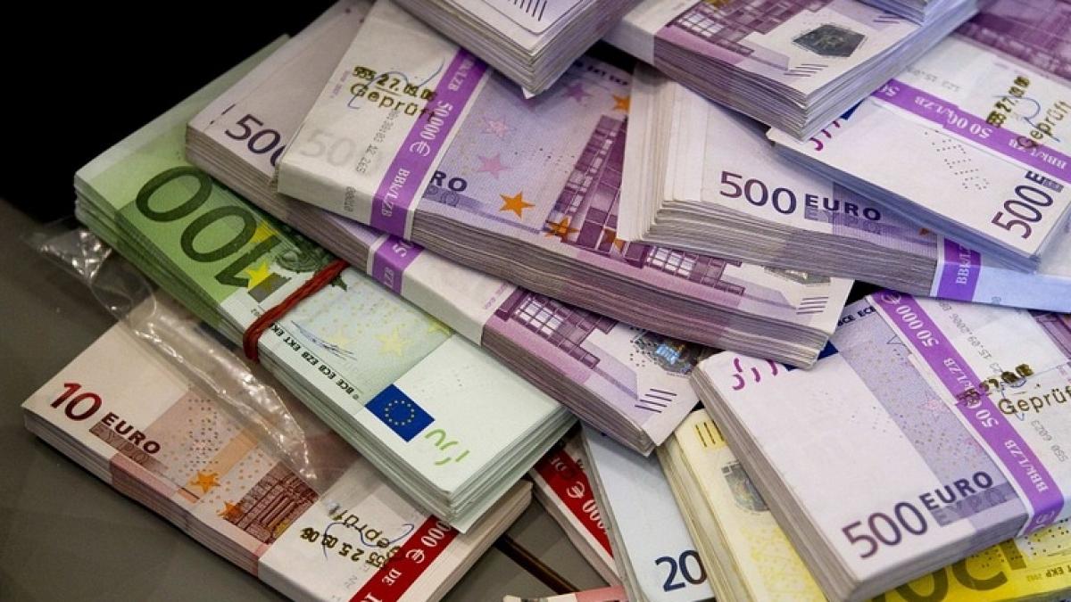 curs valutar euro urca spre pragul de 4 66 lei