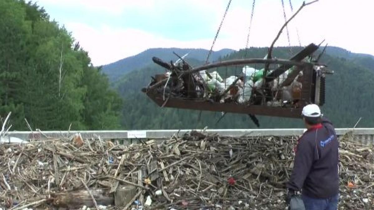 imagini revoltatoare sute de tone de gunoaie in lacurile romaniei