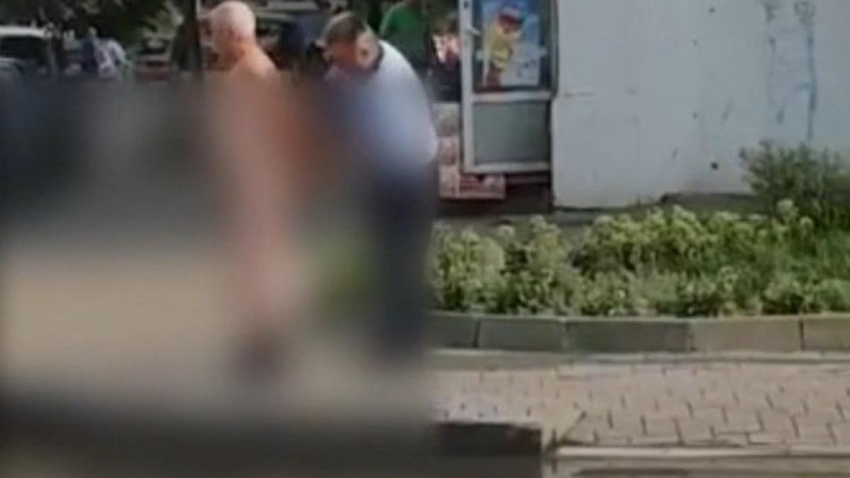 Protest la Bacău, după ce orașul a rămas fără apă. A ieșit în pielea goală să se spele în stradă
