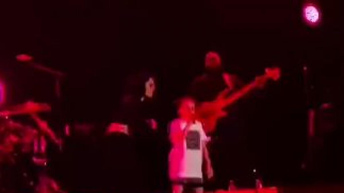 surpriza pe scena de la electric castle o fetita a fost chemata sa cante alaturi de jessie j