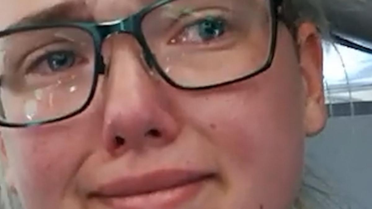 a refuzat sa se aseze pe scaun in avion pana cand barbatul de 52 de ani din afganistan nu va fi dat