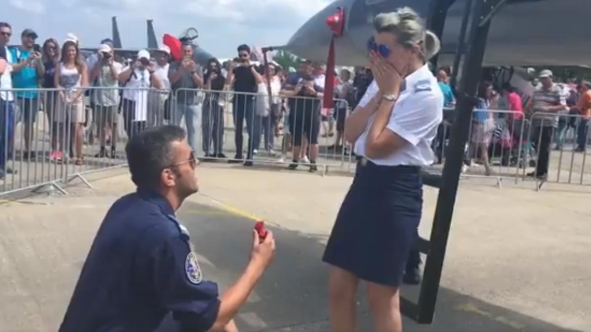 moment emotionant la bias o angajata a fortelor aeriene romane ceruta in casatorie video