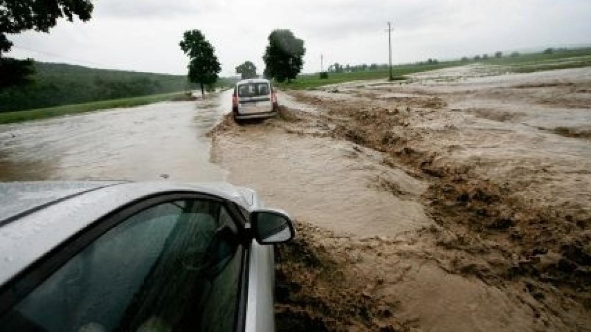 circulatie oprita pe trei tronsoane de drum national si pe sase drumuri judetene