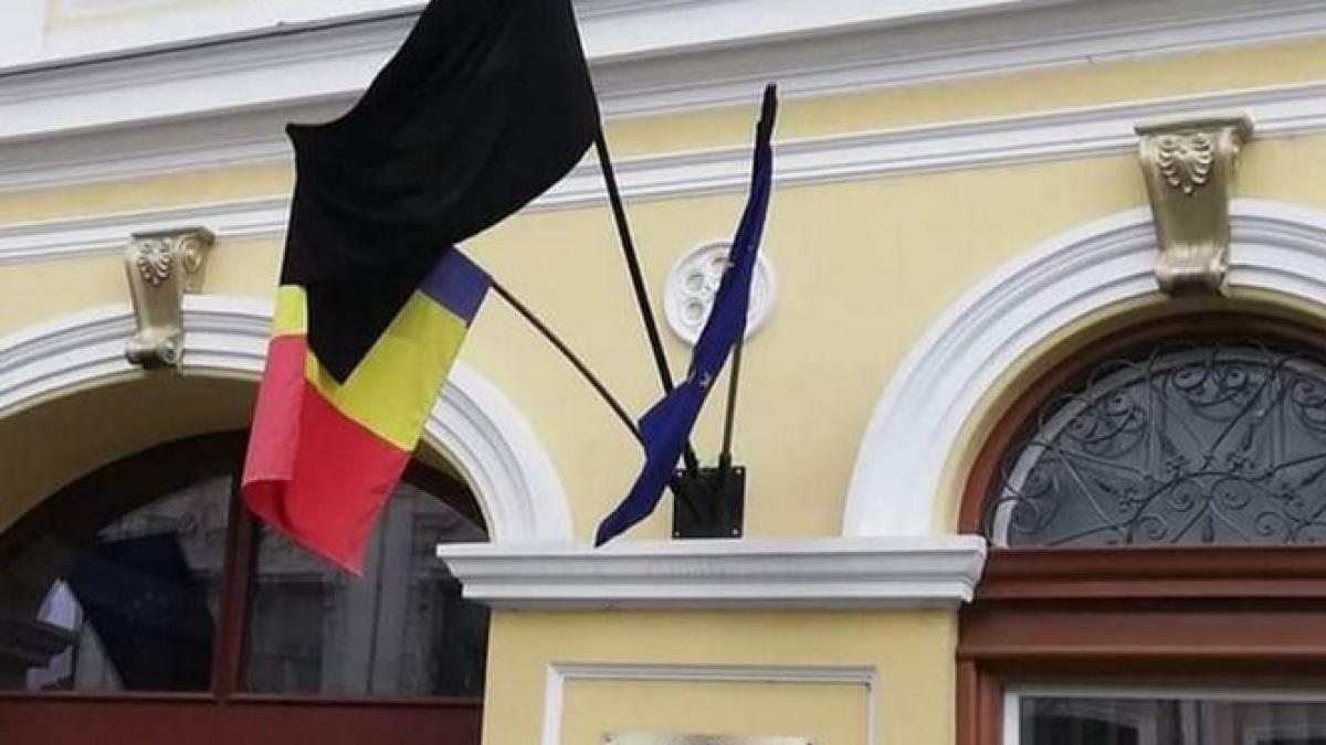 gest scandalos de ziua imnului un steag negru a fost arborat la primaria sfantu gheorghe