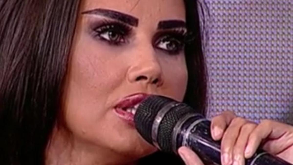 oana zavoranu socheaza ma plimbam cu cutitul prin casa nu stiam ce e cu mine