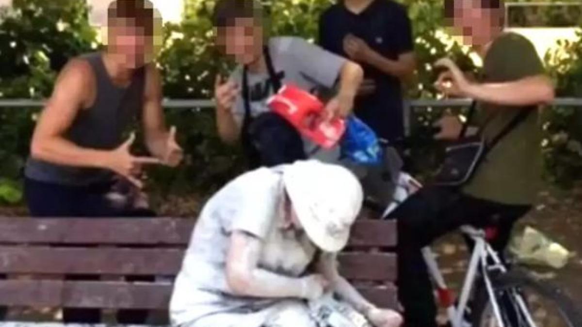 femeie cu dizabilitati atacata cu oua si faina de patru adolescenti tinerii au fost arestati