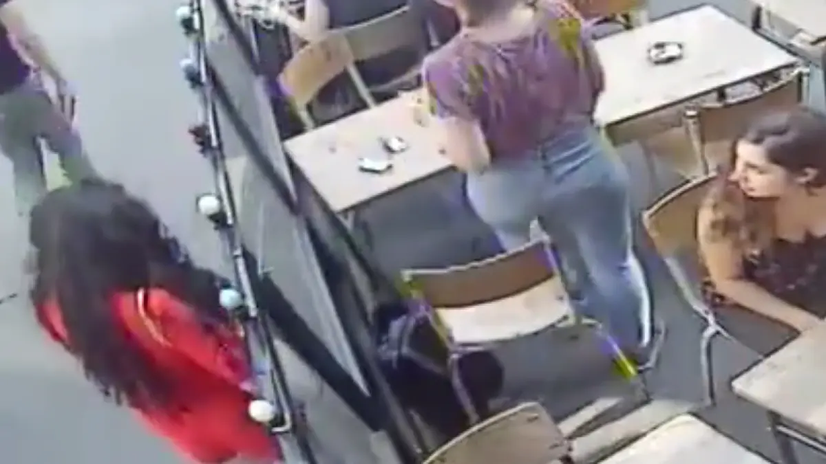 se afla pe strada cand un necunoscut s a apropiat de ea si a palmuit o nimeni nu intelegea ce se