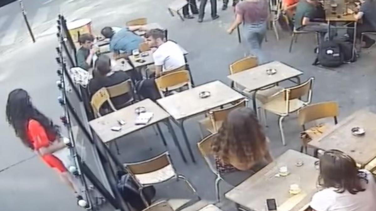 a fost hartuita in plina strada de un barbat apoi acesta a lovit o oamenii au ramas fara cuvinte