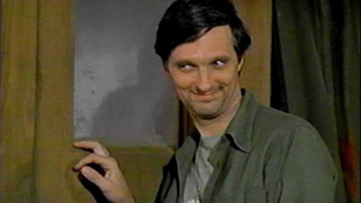 alan alda celebrul hawkeye pierce din m a s h sufera de boala parkinson