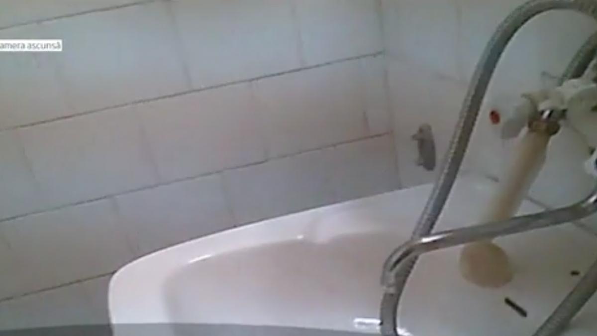 a mers la eforie nord si s a cazat la un hotel de doua stele cand a intrat baiatul in camera a avut