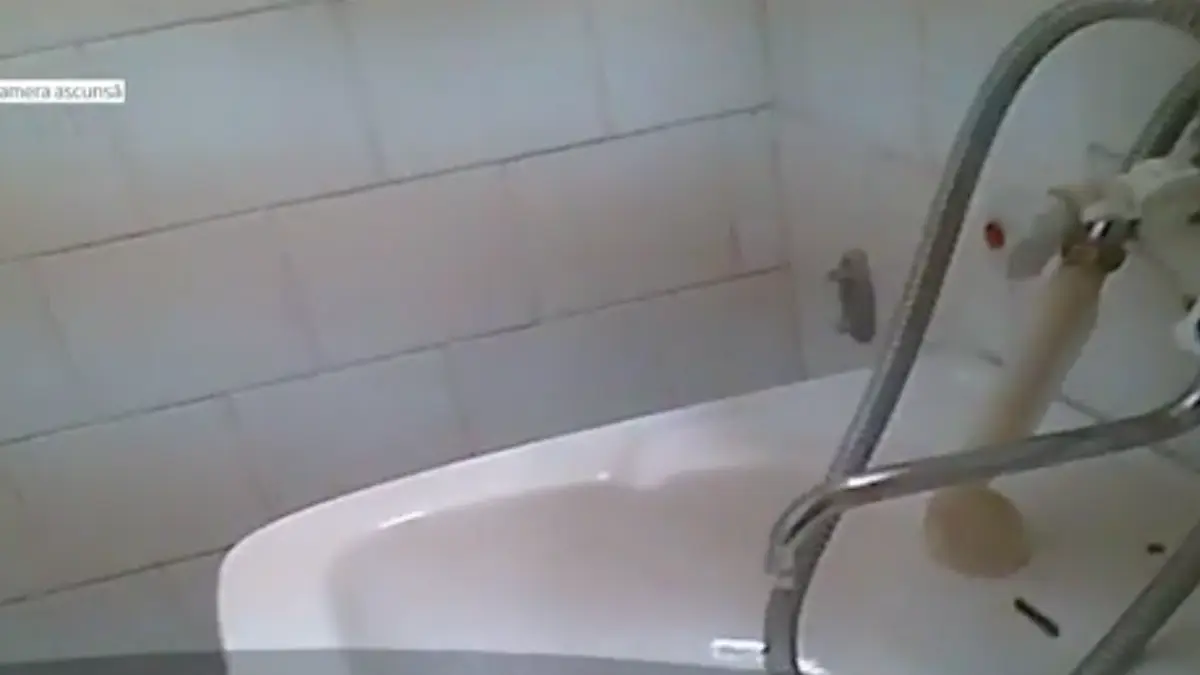 a mers la eforie nord si s a cazat la un hotel de doua stele cand a intrat baiatul in camera a avut