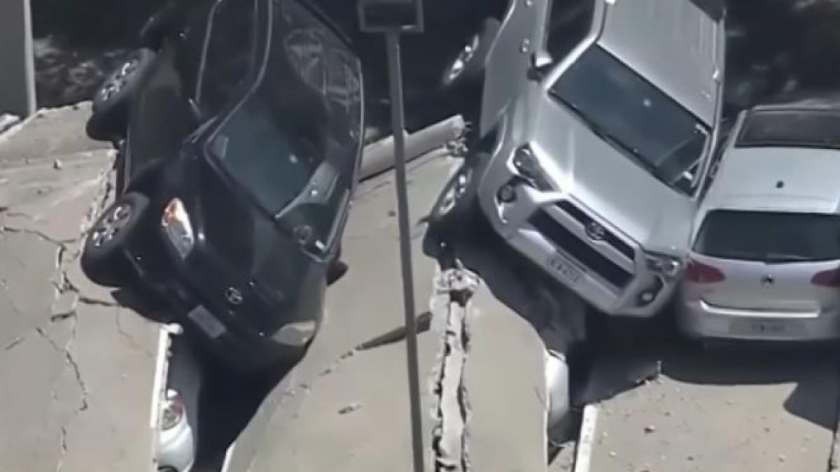 incident bizar in texas o parcare supraterana s a prabusit din senin zeci de masini au fost