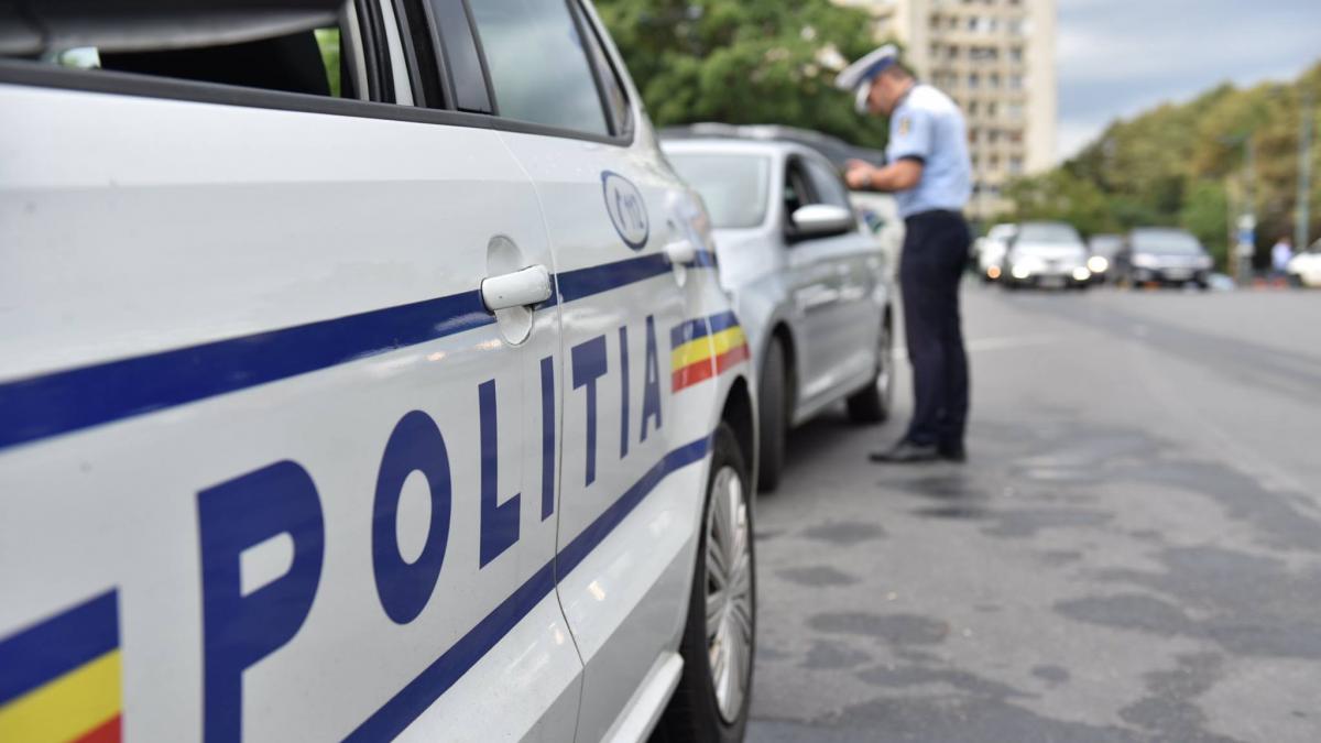 caz incredibil la cluj un barbat beat a intrat cu masina in poarta sectiei de politie