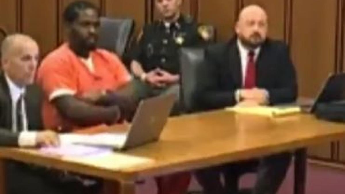 ce a putut sa faca un detinut in sala de judecata oamenii legii au fost nevoiti sa i puna banda