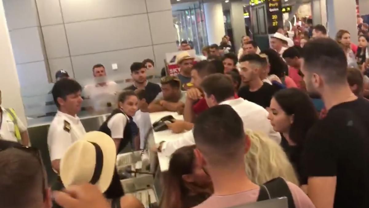 zeci de romani blocati pe aeroport in cipru video