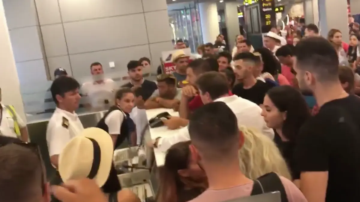 zeci de romani blocati pe aeroport in cipru video