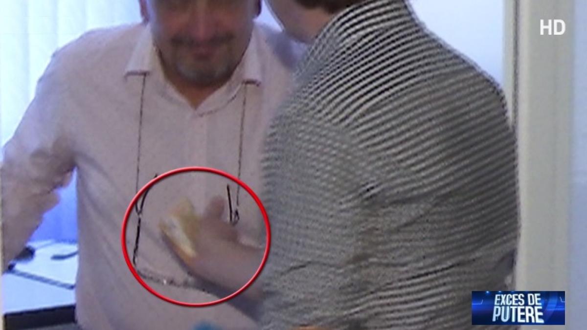 exces de putere tentativa de mita fimata in direct