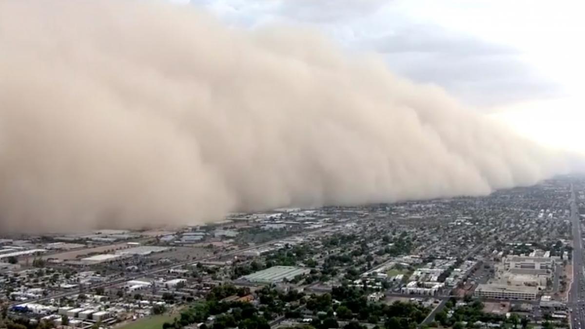 imagini dramatice momentul in care un fenomen rar inghite un oras intreg video