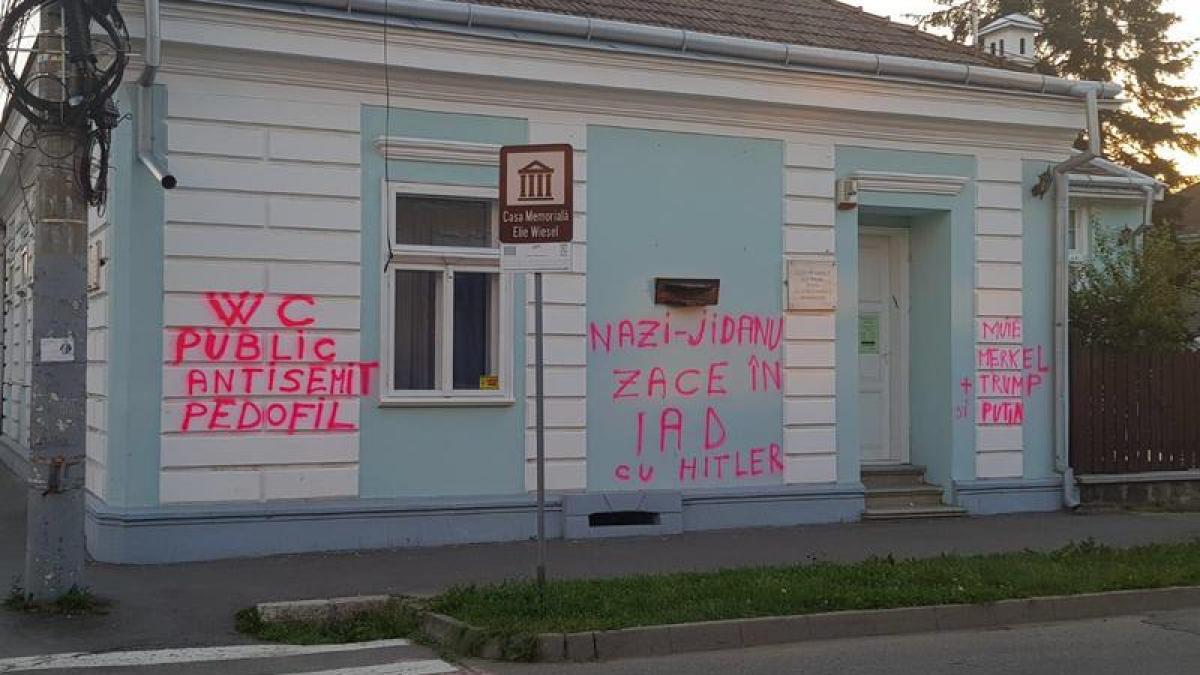 casa din sighetu marmatiei a scriitorului elie wiesel vandalizata cu mesaje antisemite