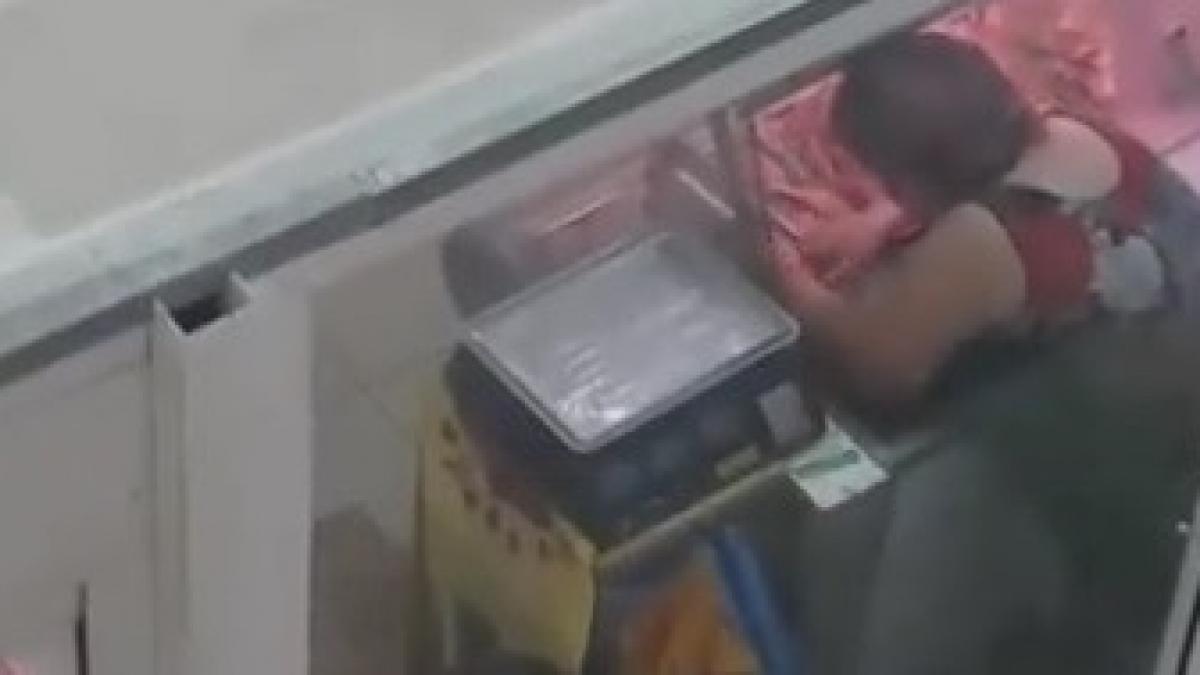 imagini socante in cernauti o angajata a fost surprinsa in timp ce stergea cu o carpa mezelurile