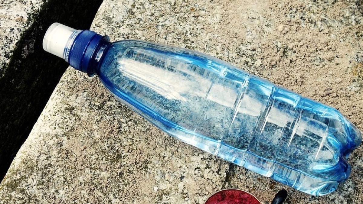 nu lasa niciodata o sticla cu apa in masina iata ce pericole sunt