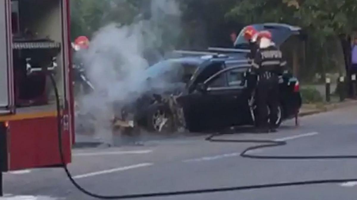 panica in pitesti o masina a luat foc in mers soferul in stare de soc
