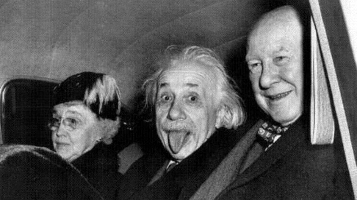 de ce a scos einstein limba in celebra sa poza