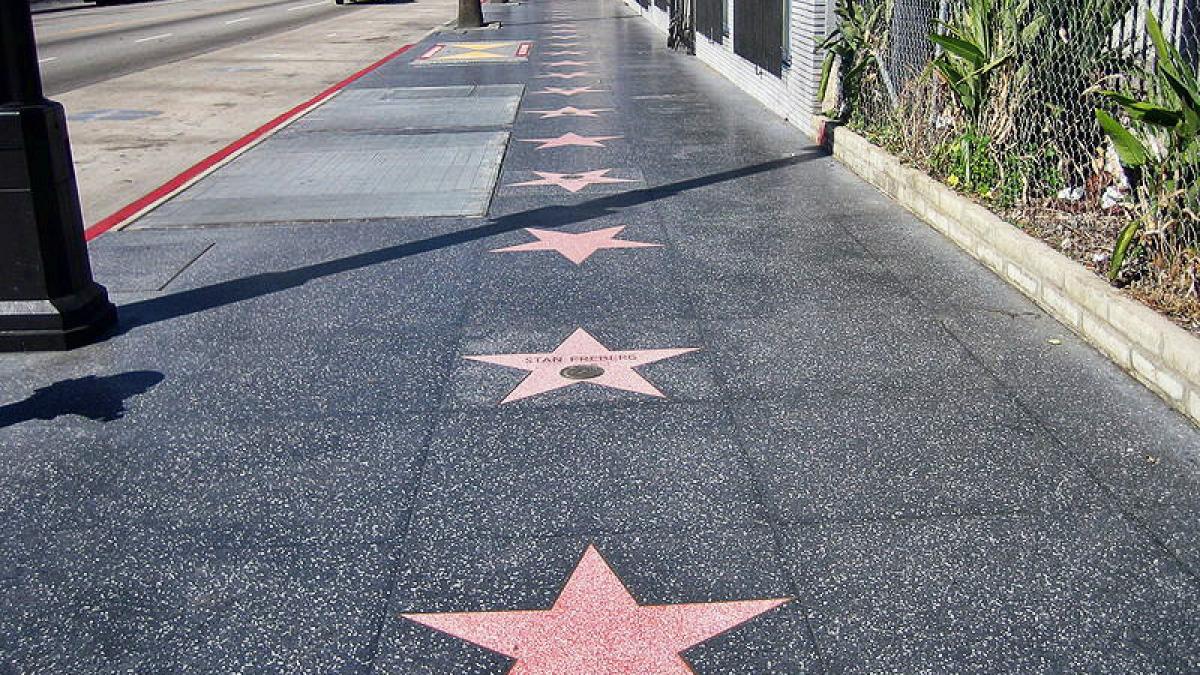 hollywoodul cere retragerea stelei lui donald trump de pe walk of fame