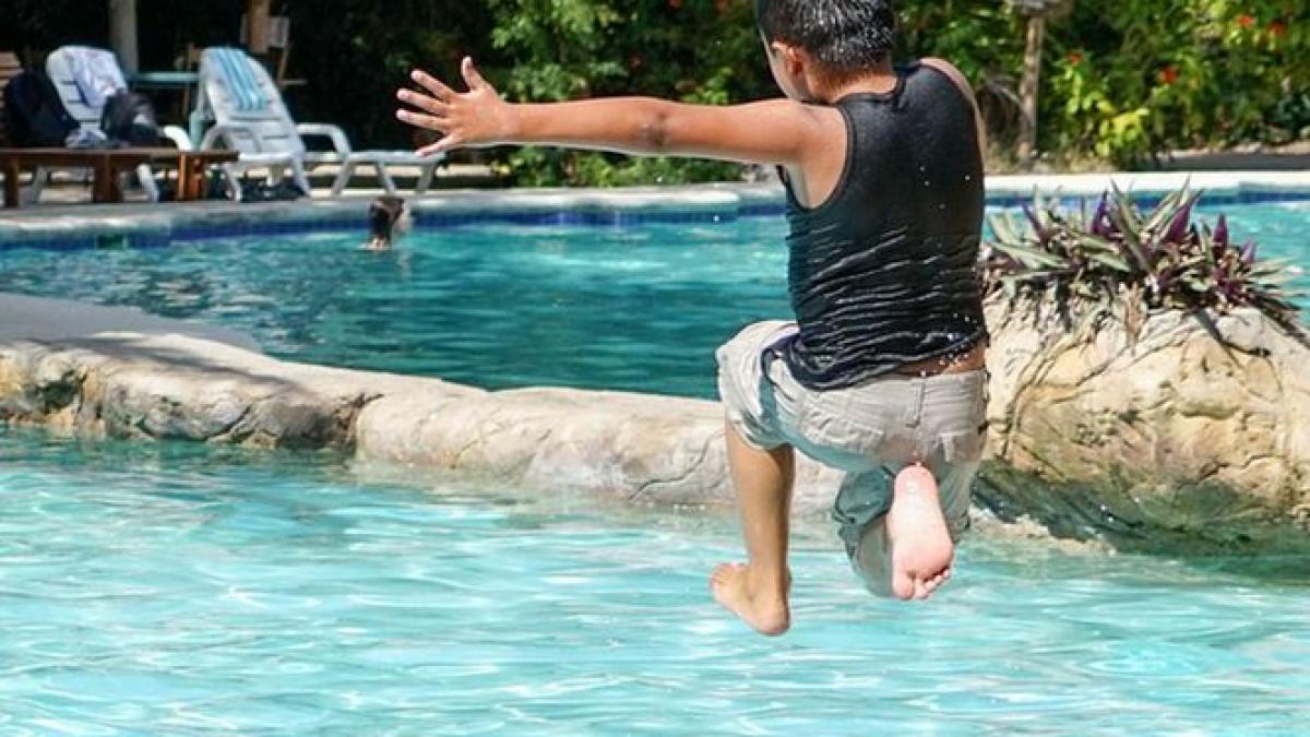 atentie medicii transmit avertismente dure amatorilor de salturi in piscina