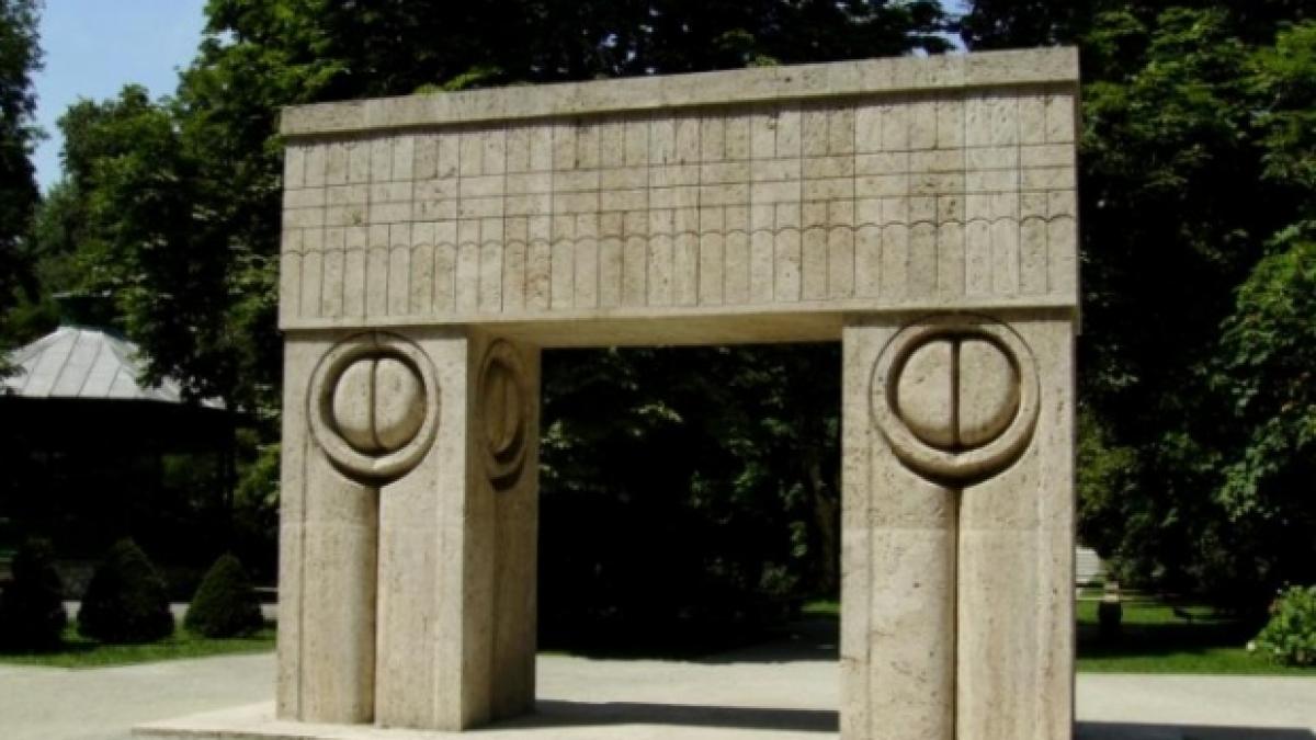 este scandal la targu jiu pe poarta sarutului a fost amplasata o statie meteo