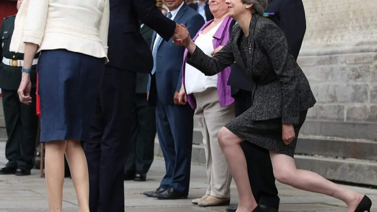 moment stanjenitor iata ce reverenta ciudata a facut theresa may in fata printului william