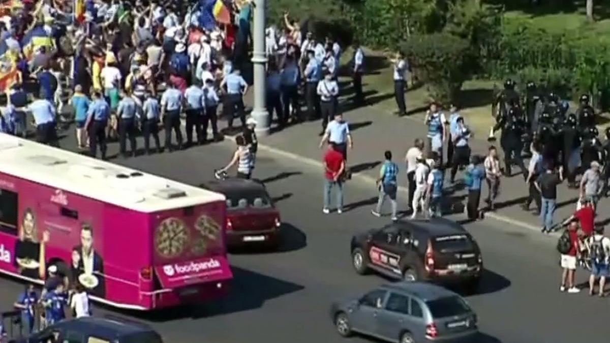 panica la mitingul diasporei un protestatar a fost luat cu targa de smurd