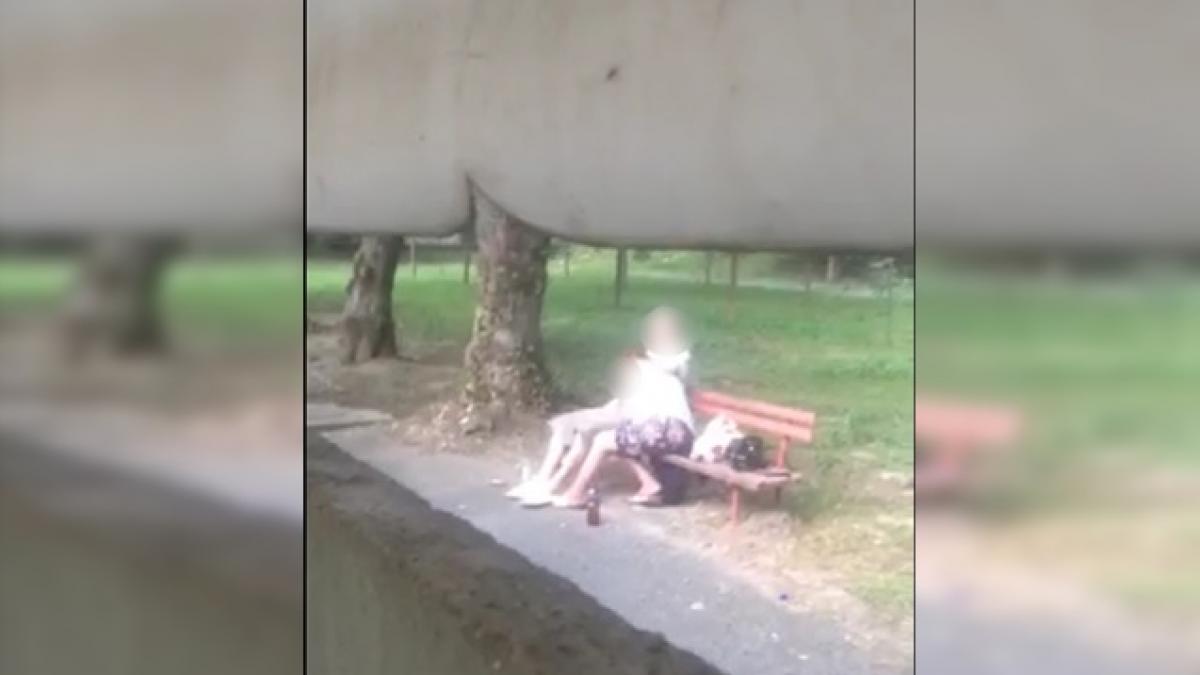 scene socante intr un parc din dej doi pensionari s au lasat dusi de val pe o banca in vazul lumii