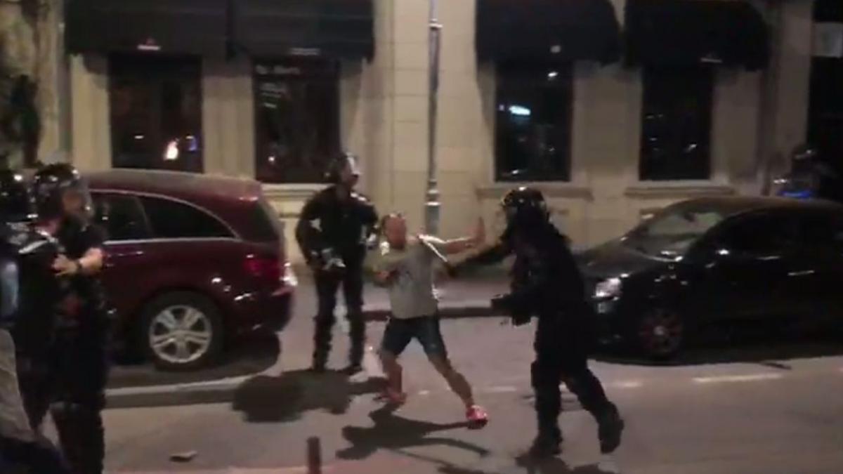 un protestatar aparent pasnic care mergea cu mainile ridicate lovit de un jandarm video