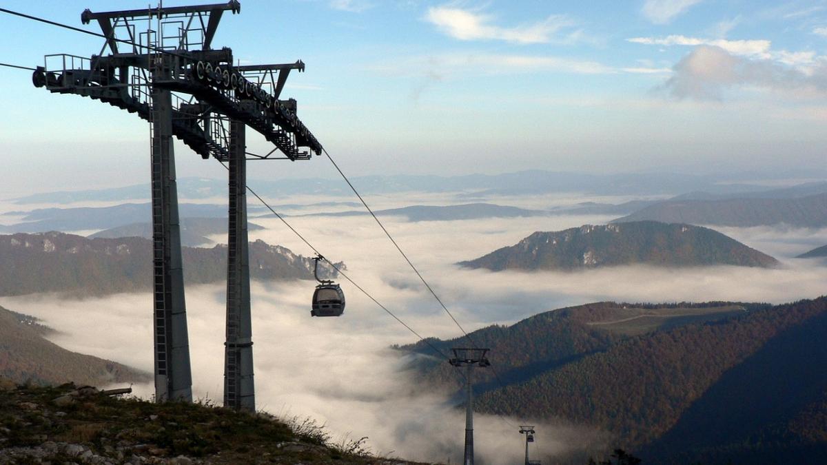 18 persoane sunt blocate in cele doua telecabine de la balea lac se intervine la fata locului