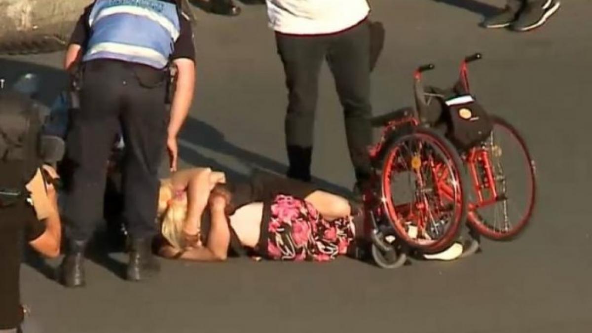 cine este femeia in scaun cu rotile care a incercat sa impresioneze la protestele din piata