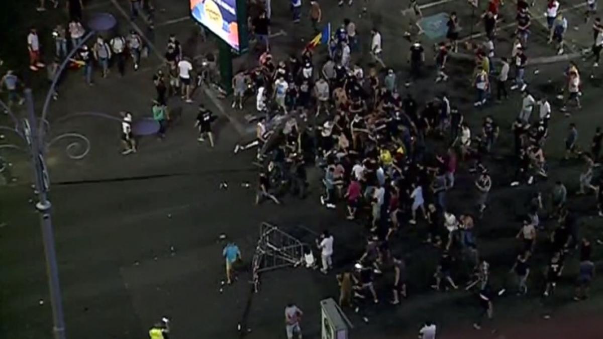 imagini noi momentul in care este furat pistolul jandarmeritei batute video