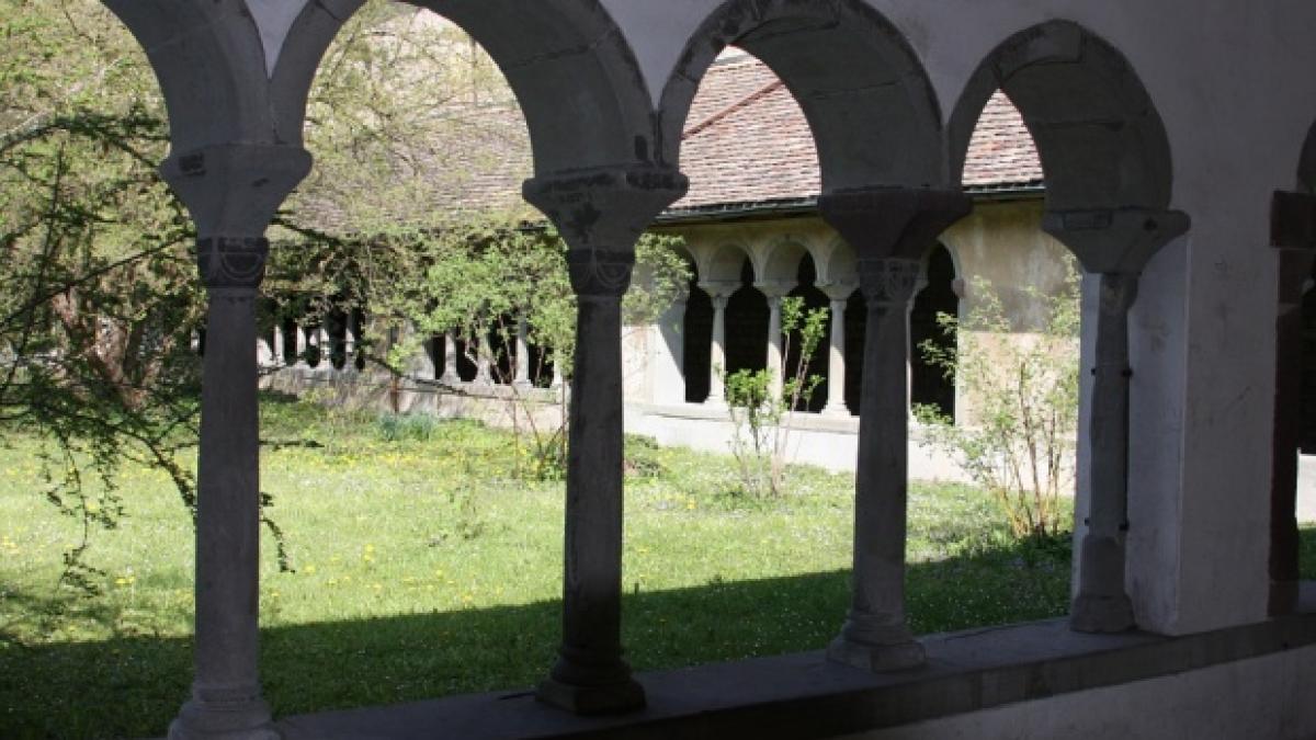 politician arestat in timp ce incerca sa ascunda pungi cu bani in gradina unei manastiri