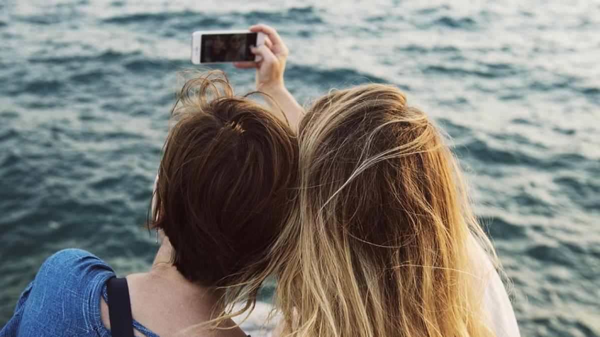 oamenii de stiinta au confirmat cum iti afecteaza selfie urile stima de sine